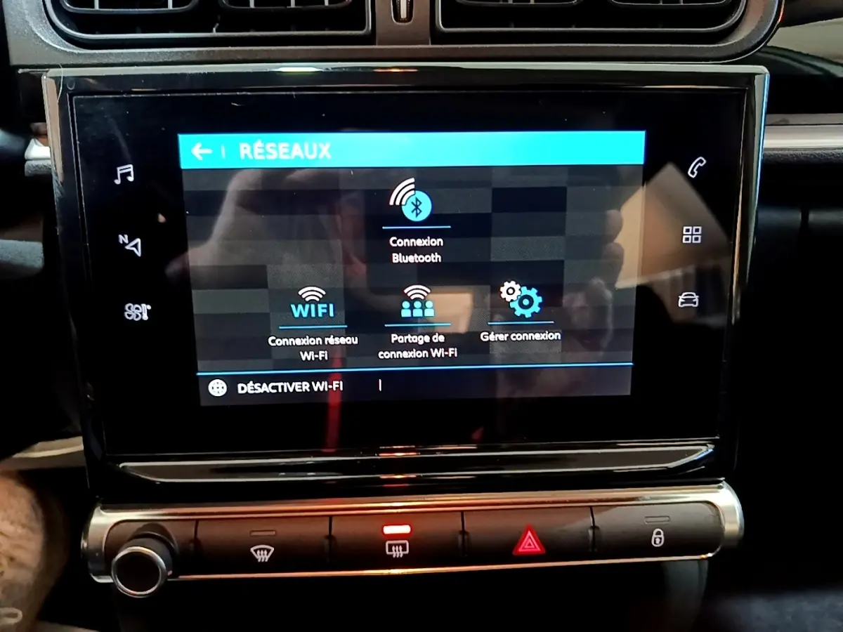 Écran tactile central de la Citroën C3 blanc 2020 affichant les options de connexion Wi-Fi et Bluetooth.