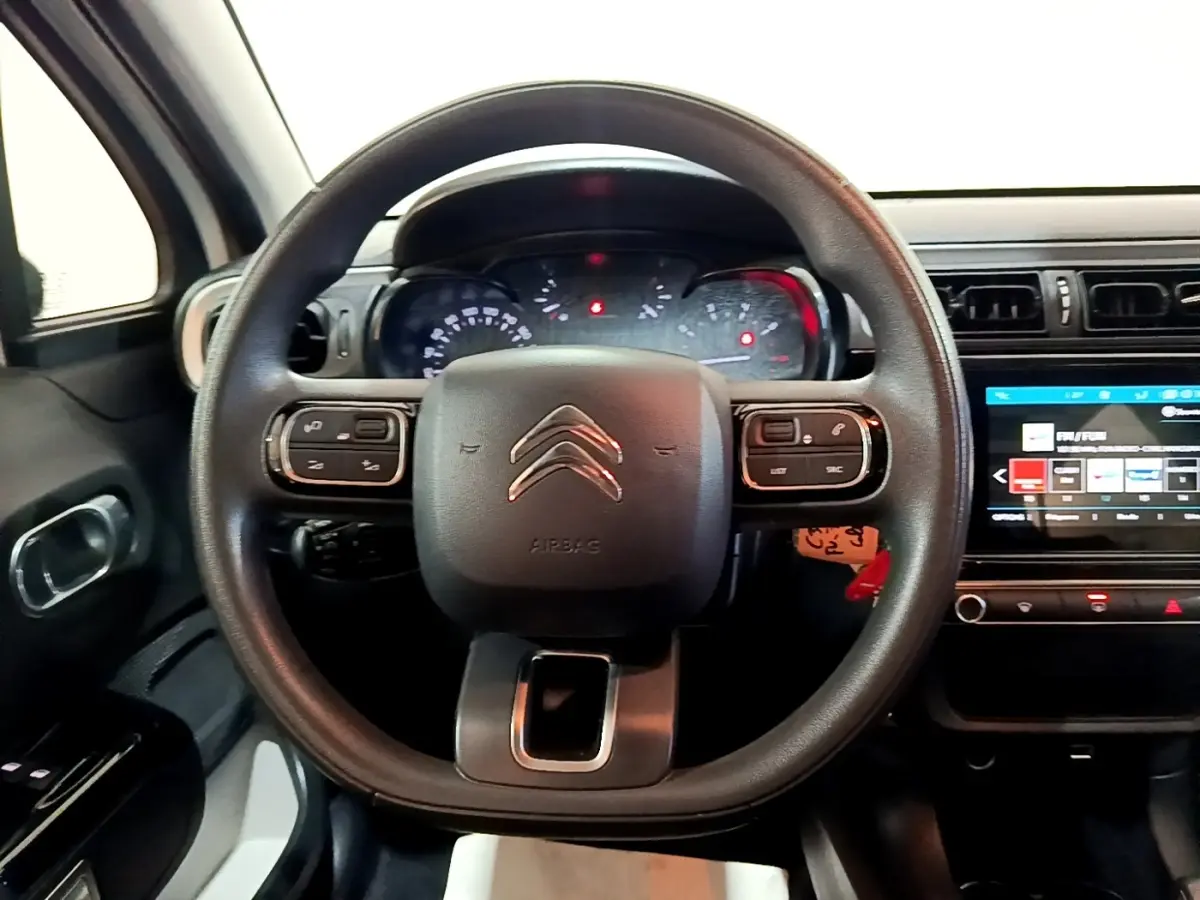 Vue intérieure centrée sur le volant noir de la Citroën C3 2020 avec tableau de bord et écran tactile visible à droite.
