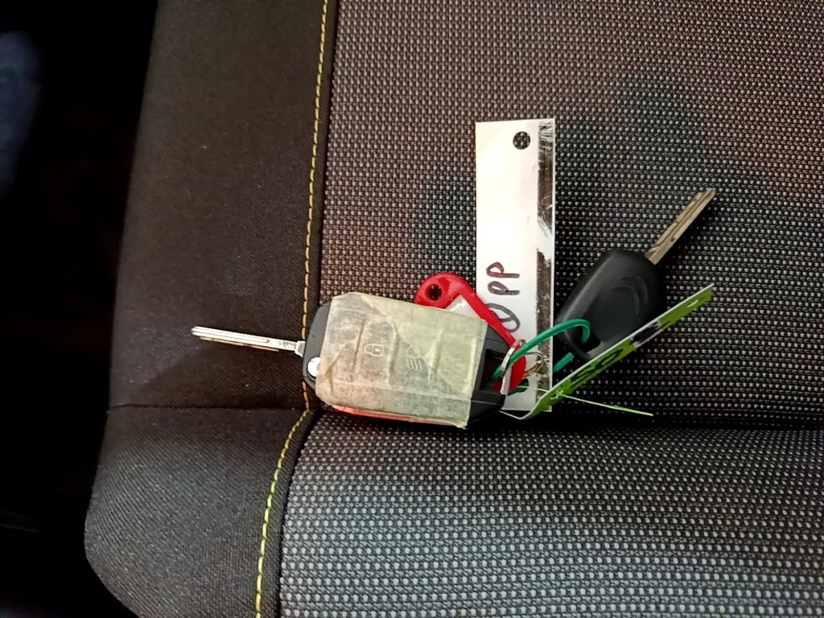 Gros plan sur deux clés posées sur un siège tissu noir avec surpiqûres jaunes, intérieur d'une Citroën C3 2020.