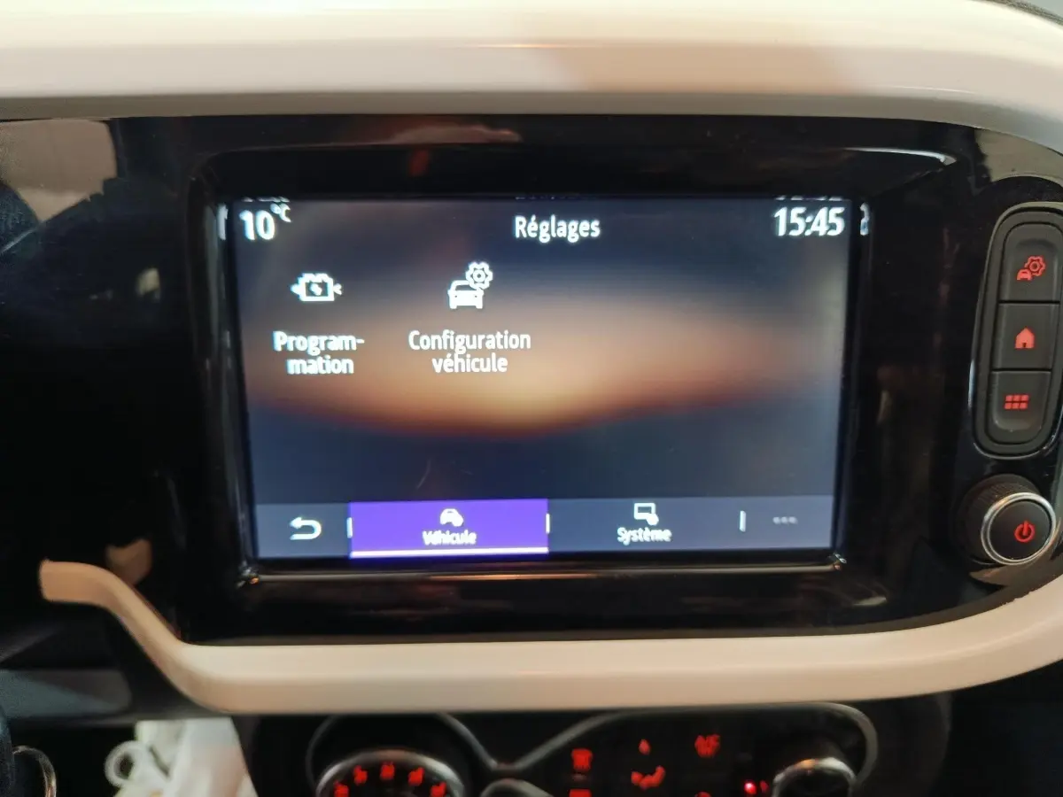 Écran tactile central de la Renault Twingo Zen 2021 blanc affichant le menu Réglages véhicule à 15h45.