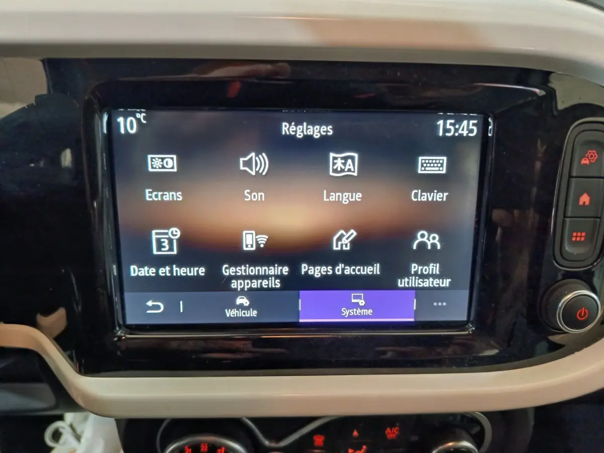 Écran tactile central de la Renault Twingo Zen 2021 blanc, affichant le menu Réglages du système.