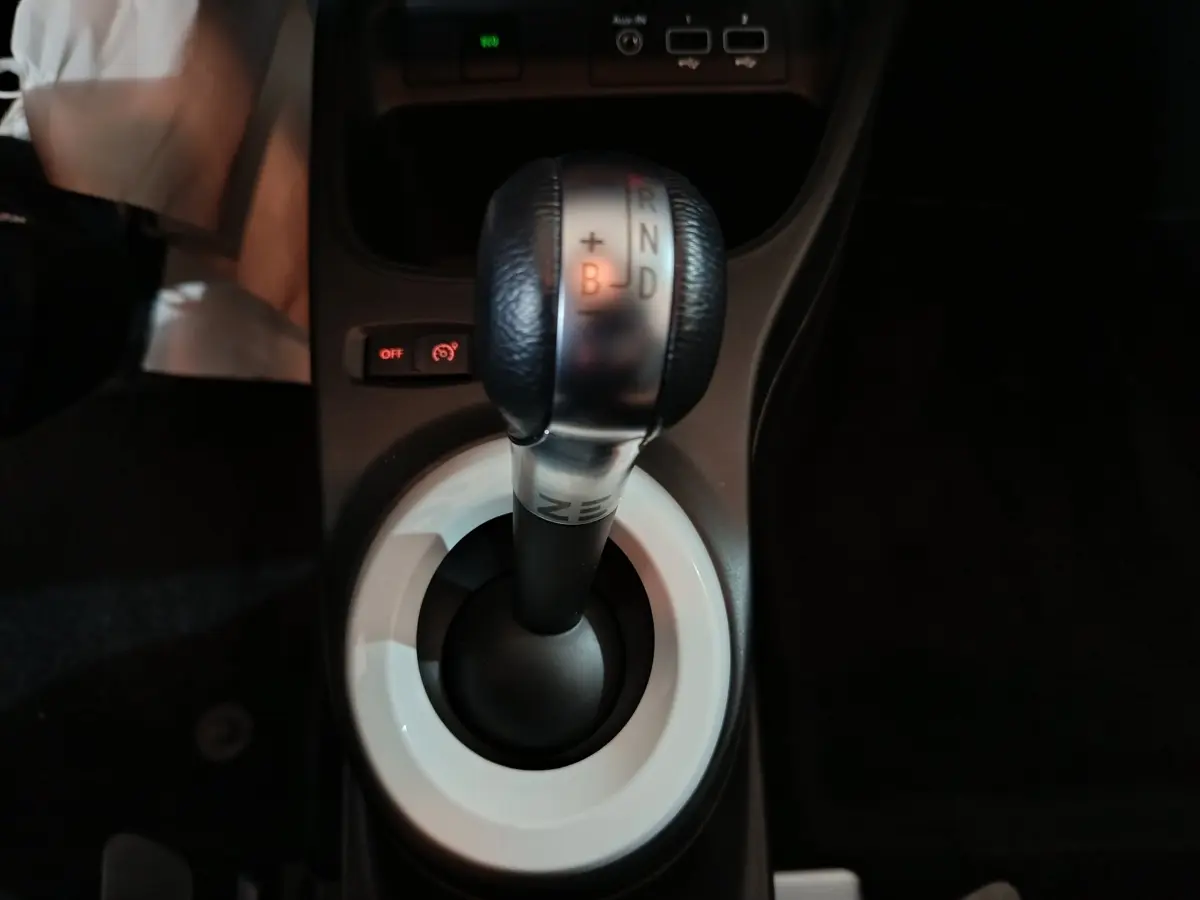 Gros plan sur le levier de vitesses automatique noir et argenté de la Renault Twingo Zen blanche, vue intérieure centrale.