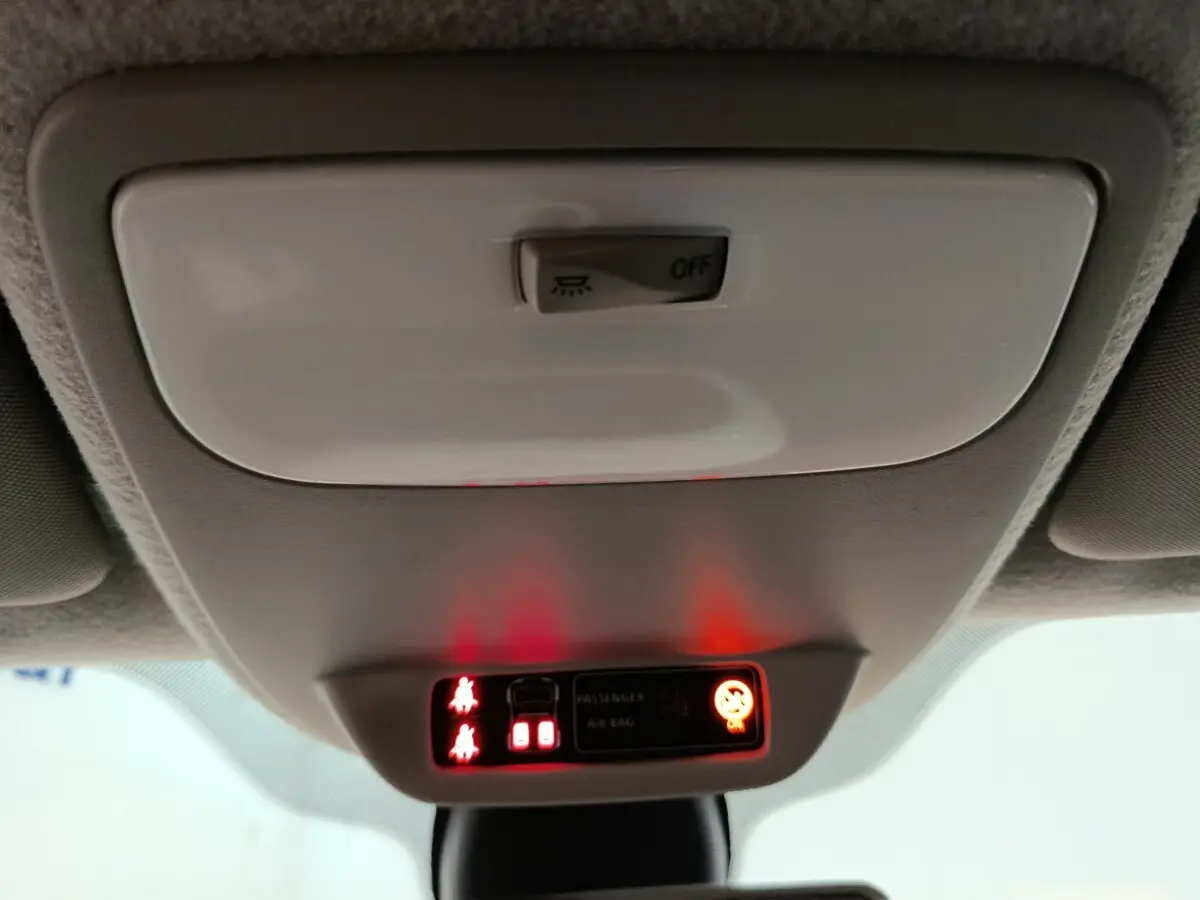 Vue intérieure du plafonnier avec voyants rouges allumés dans une Renault Twingo Zen blanche électrique 2021.