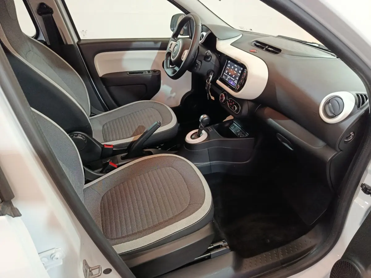 Intérieur avant droit de la Renault Twingo Zen blanche 2021 avec tableau de bord bicolore et écran tactile central.