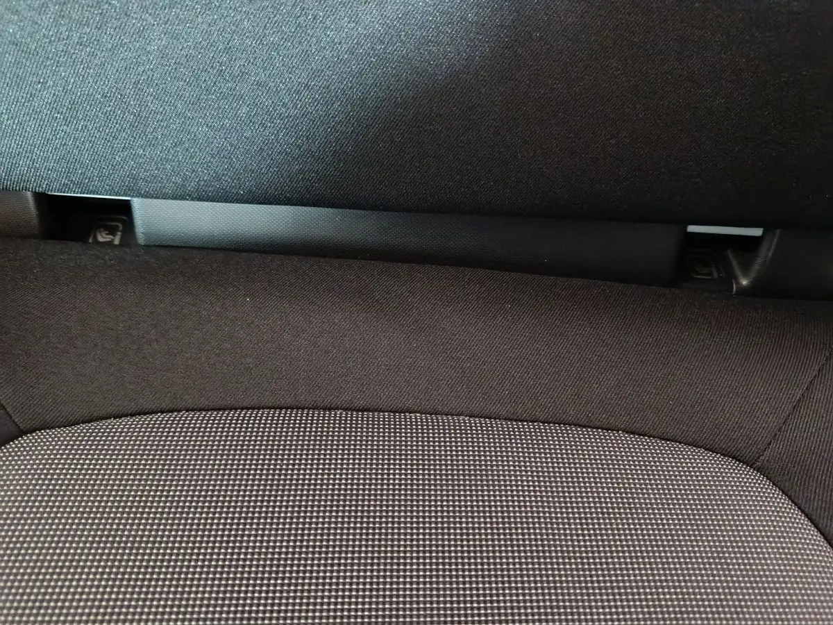 Gros plan sur la banquette arrière noire et grise de la Renault Twingo Zen blanche, vue intérieure.