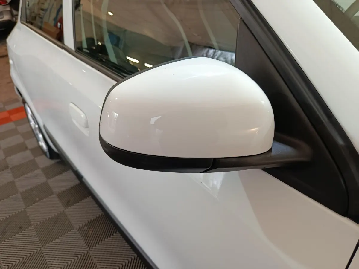 Gros plan sur le rétroviseur côté droit blanc de la Renault Twingo Zen électrique 2021, avec partie noire mate.