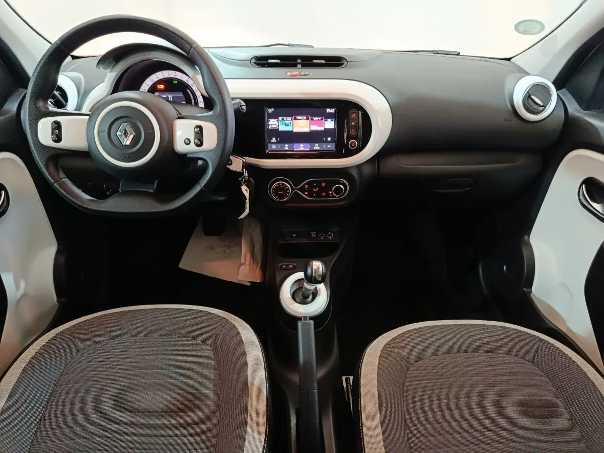 Vue intérieure frontale du tableau de bord et volant noir et blanc de la Renault Twingo Zen électrique blanche 2021.