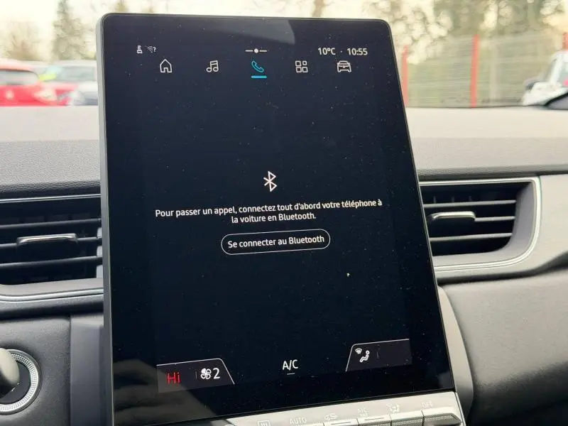 Vue intérieure centrée sur l'écran tactile du tableau de bord du Renault Captur 2025, affichant la connexion Bluetooth.
