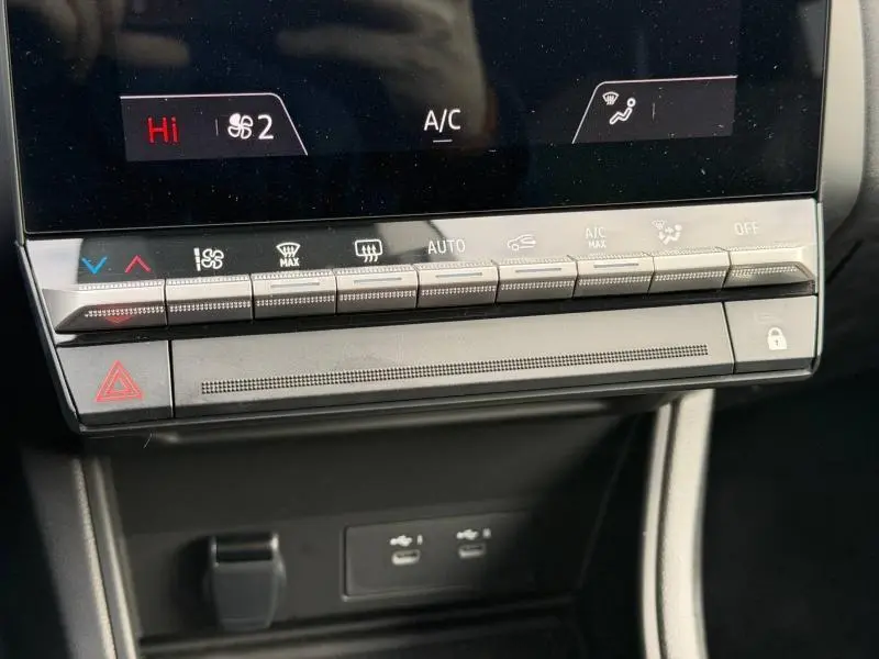 Détail de la console centrale du Renault Captur 2025 montrant les commandes de climatisation et les ports USB.