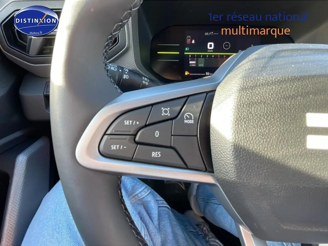 Gros plan sur les commandes multifonctions à gauche du volant du Dacia Duster 2026, intérieur noir.
