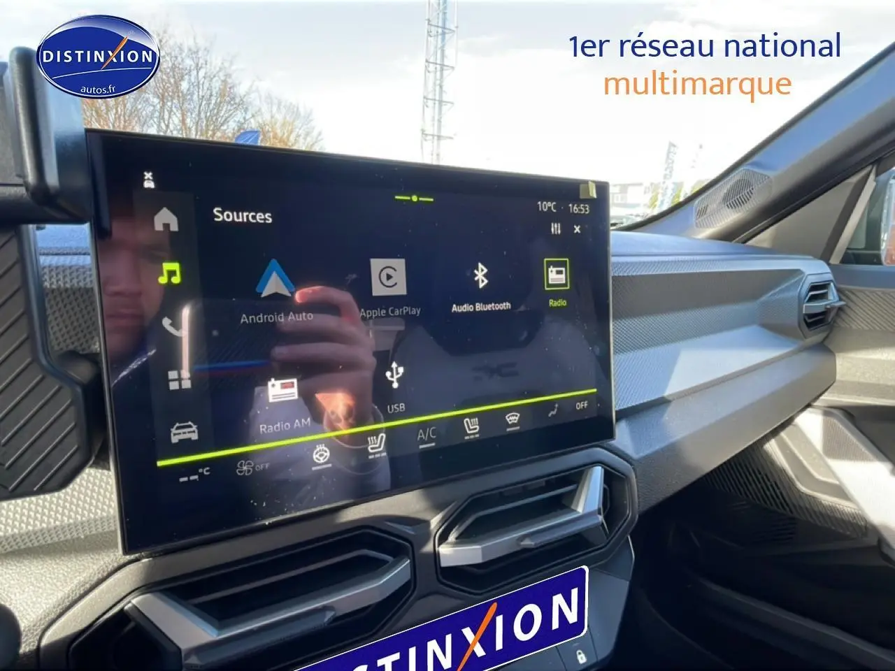 Vue intérieure du tableau de bord du Dacia Duster noir 2026, avec écran tactile central et aérateurs hexagonaux.