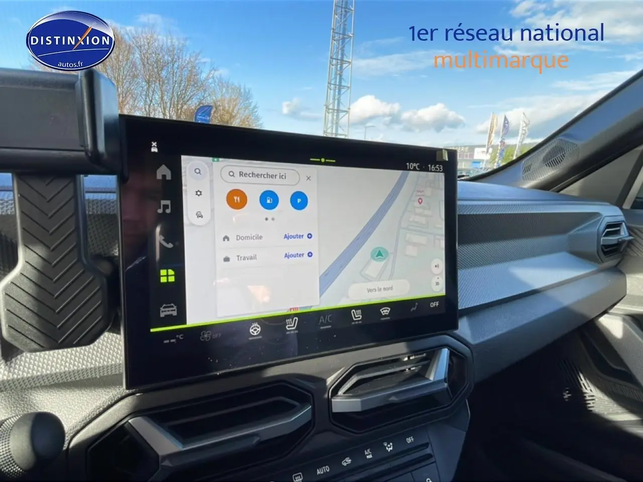 Vue intérieure du tableau de bord du Dacia Duster noir 2026, avec écran tactile GPS et aérateurs hexagonaux.