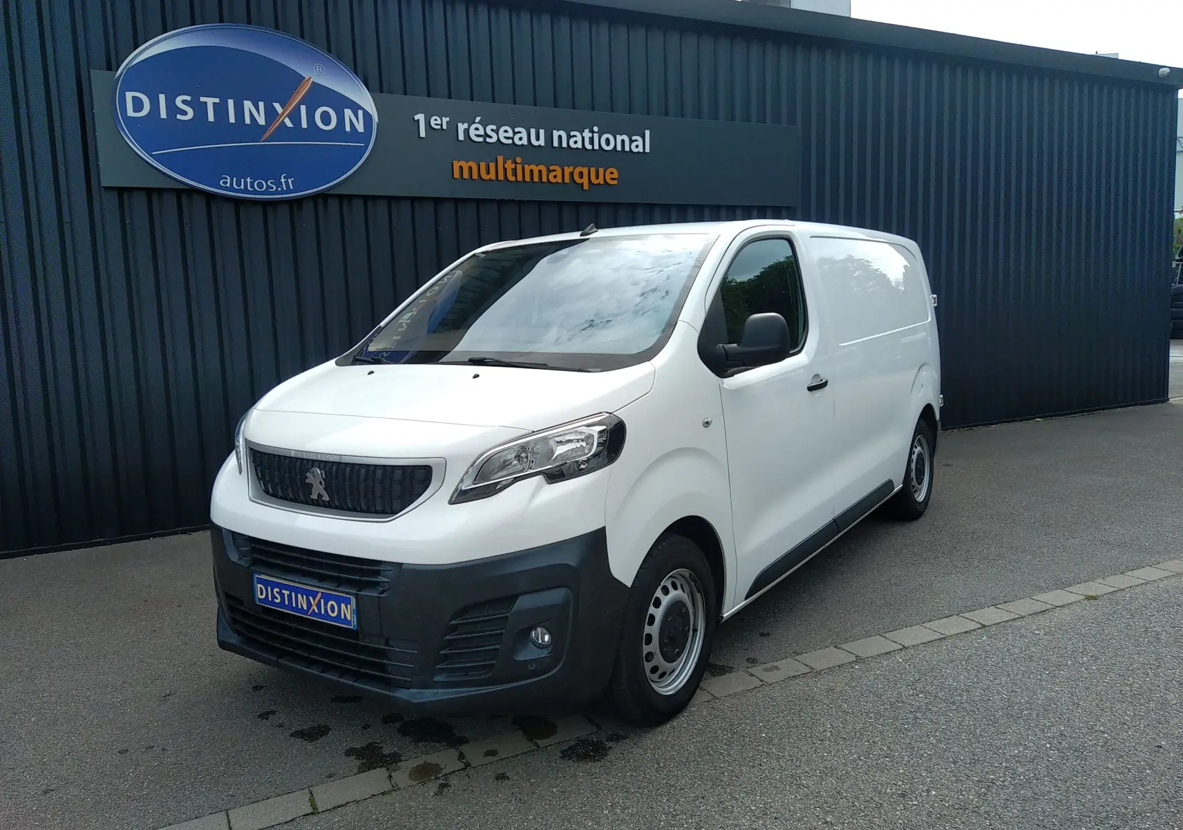 Fourgon Peugeot Expert blanc uni vu en 3/4 avant droit, avec pare-chocs noir et jantes tôles simples.