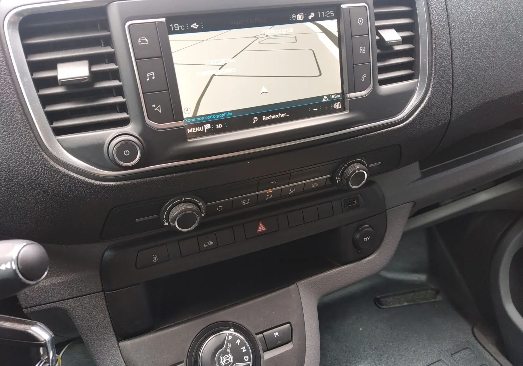 Tableau de bord du Peugeot Expert Fourgon 2020, vue centrale sur l'écran tactile GPS et commandes de climatisation.