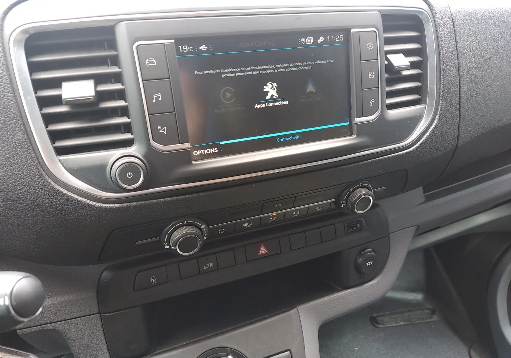 Tableau de bord du Peugeot Expert Fourgon 2020 avec écran tactile central et commandes de climatisation visibles.