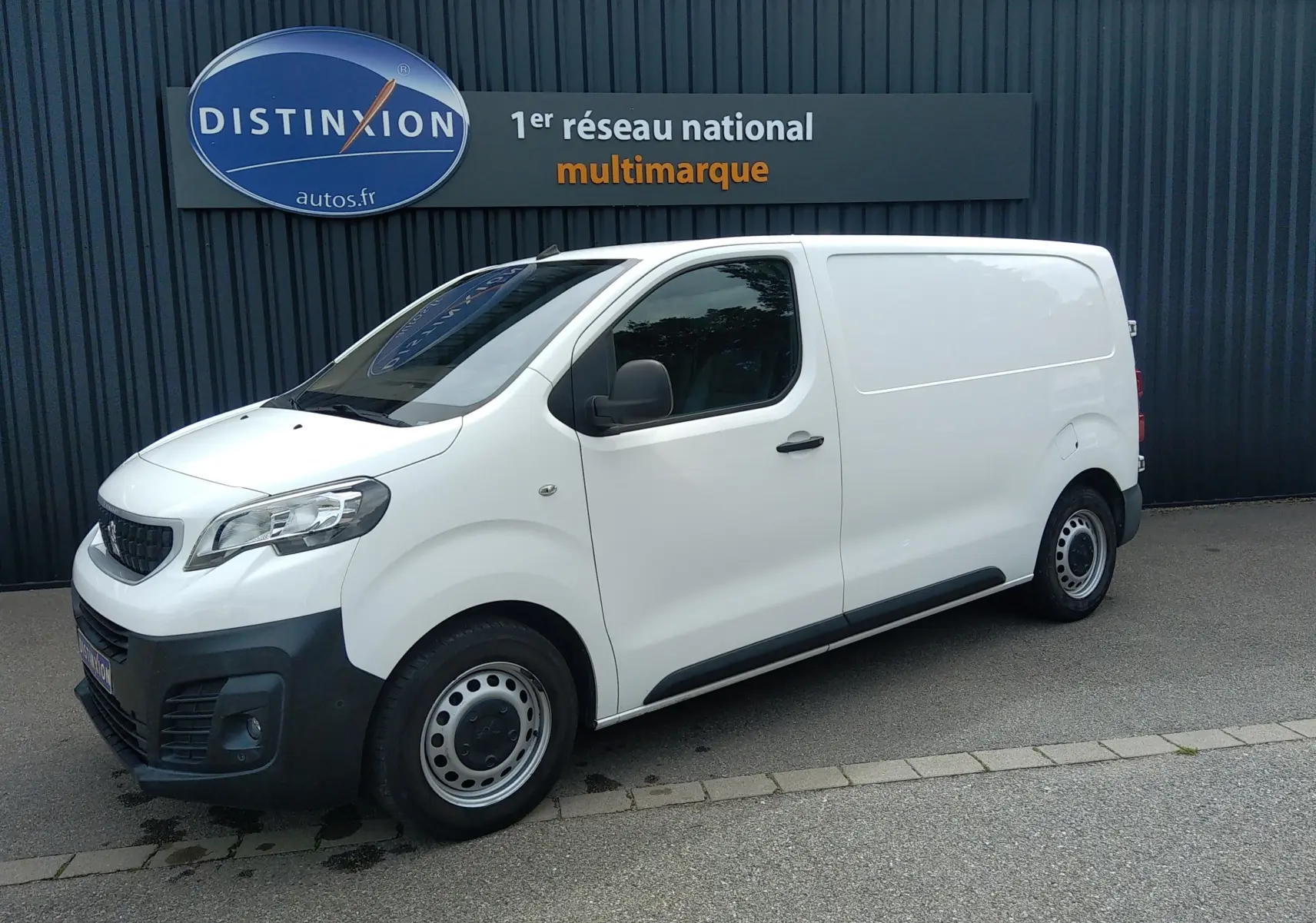 Vue de profil droit d'un Peugeot Expert Fourgon blanc uni de 2020 avec pare-chocs noirs et jantes tôles.