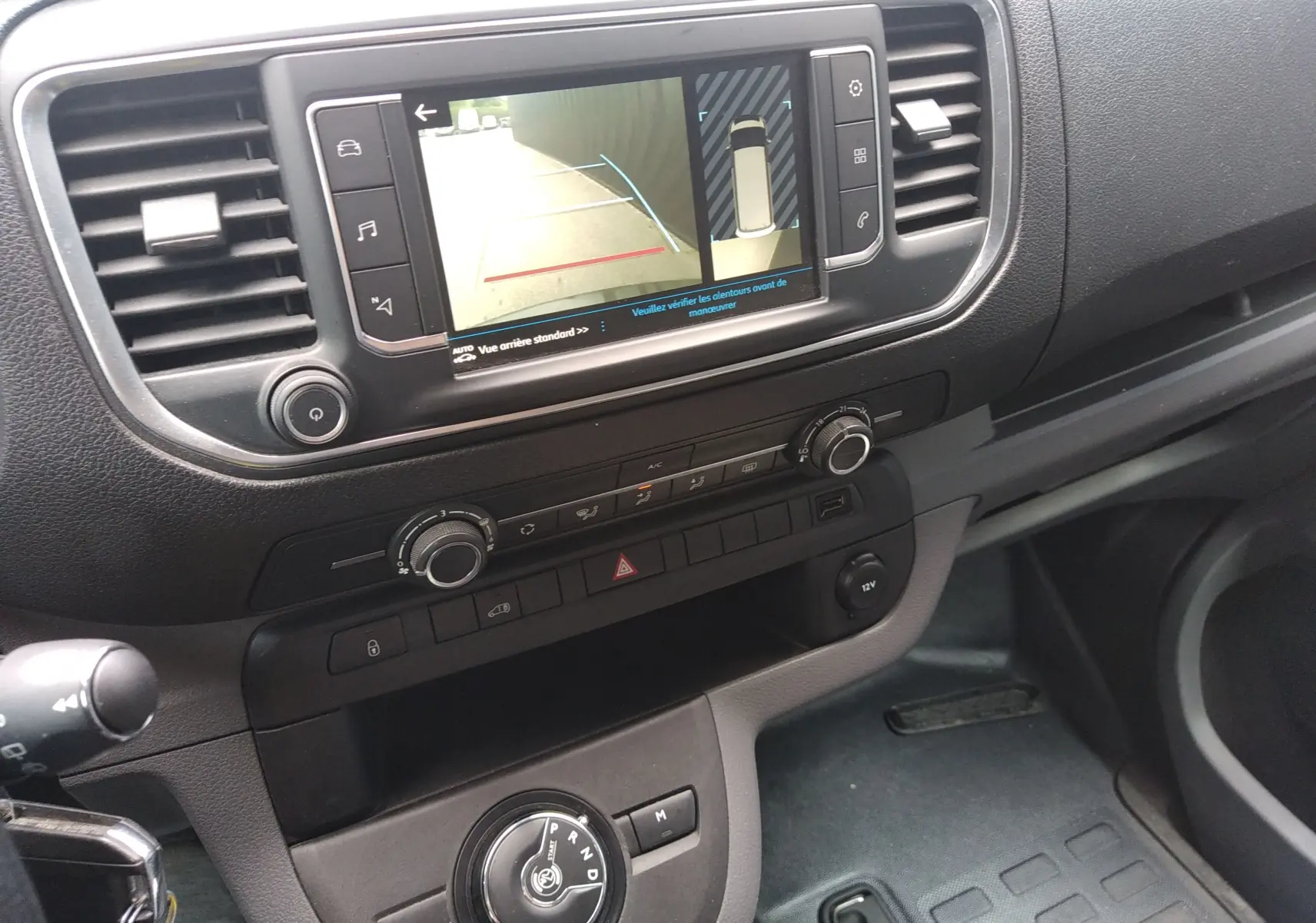 Tableau de bord du Peugeot Expert Fourgon 2020, vue rapprochée sur écran de caméra de recul et commandes centrales.
