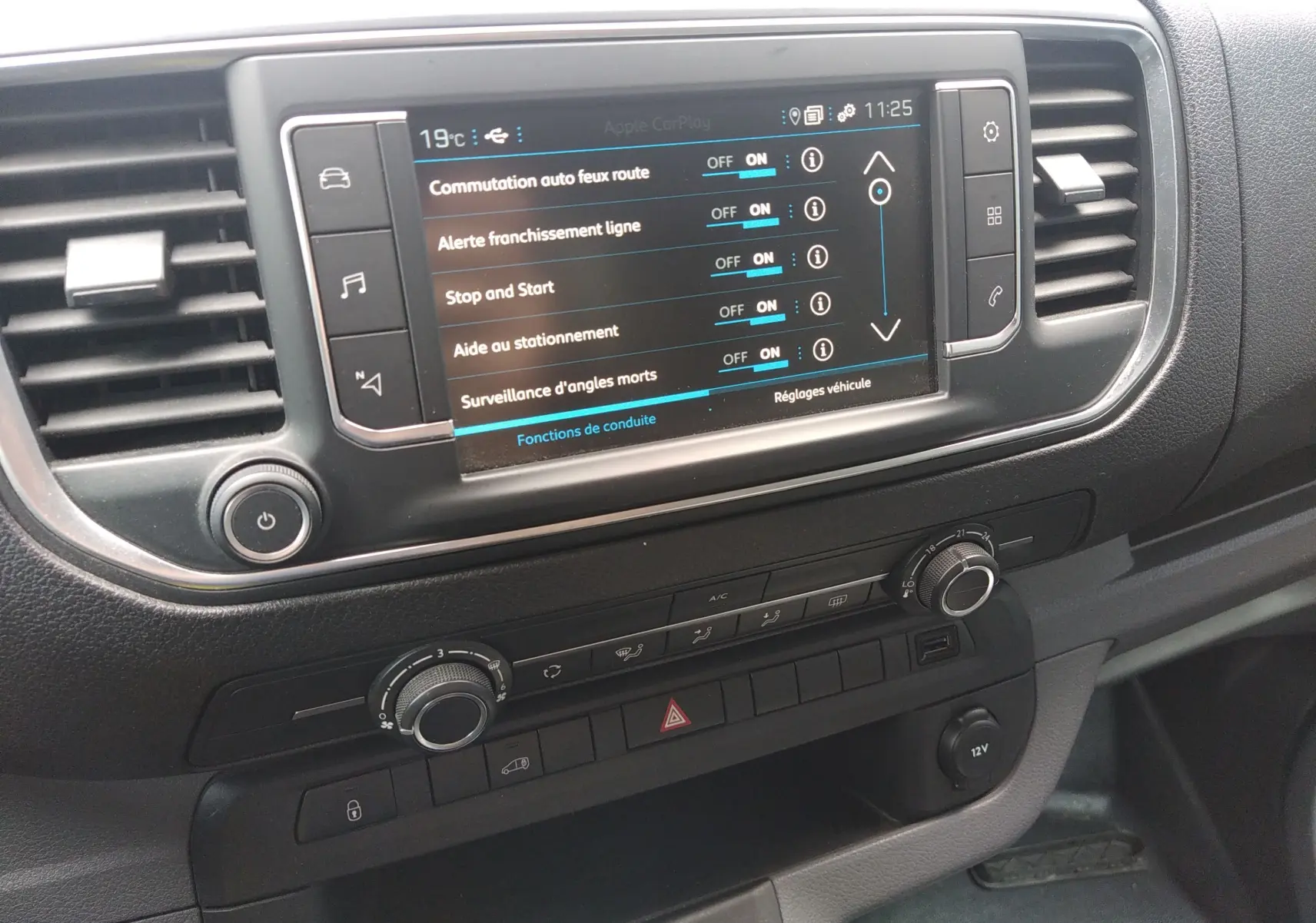 Tableau de bord du Peugeot Expert Fourgon blanc 2020, avec écran tactile affichant les aides à la conduite.