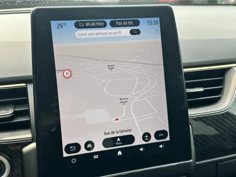 Écran tactile central du tableau de bord du Renault Arkana noir métal affichant la navigation GPS Rue de la Génoise.