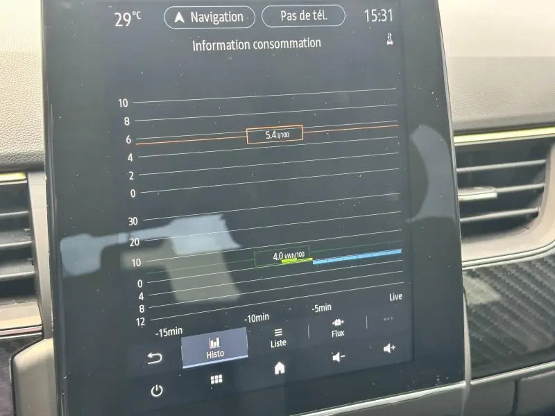 Écran tactile central affichant la consommation d'énergie dans l'habitacle d'une Renault Arkana noir métal.