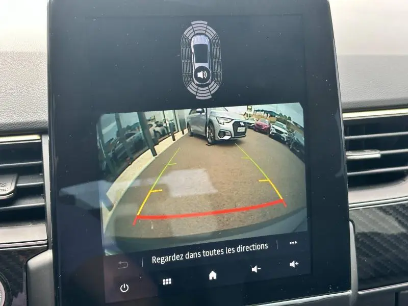 Affichage caméra de recul dans Renault Arkana noir métal, vue arrière avec lignes de guidage colorées sur écran tactile