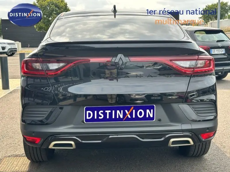 Vue arrière d'un Renault Arkana noir métal 2023 avec feux LED et double sortie d'échappement intégrée.