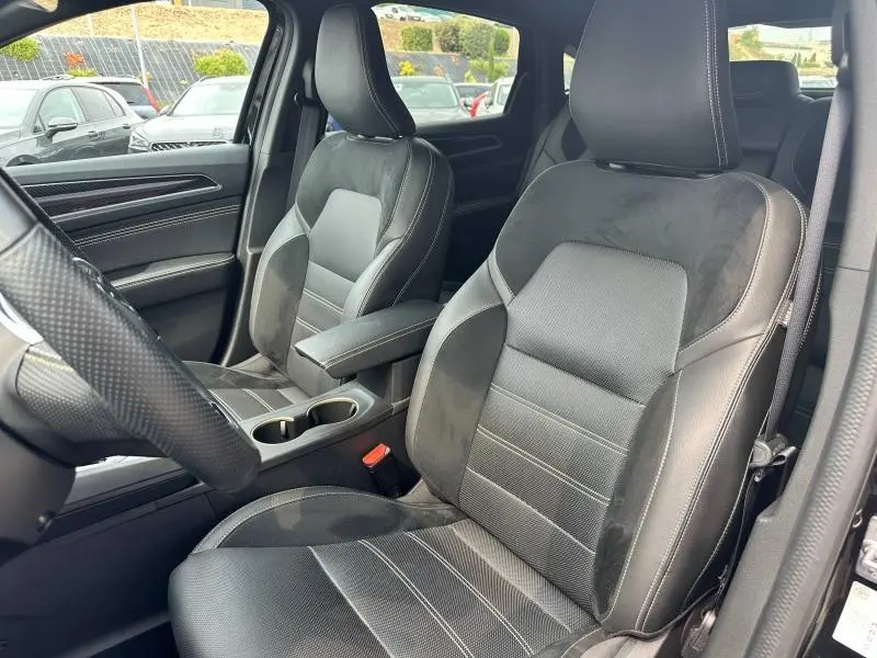 Vue intérieure sur les sièges avant en mixte TEP/suédine noir du Renault Arkana 1.6 E-Tech hybride 2023.