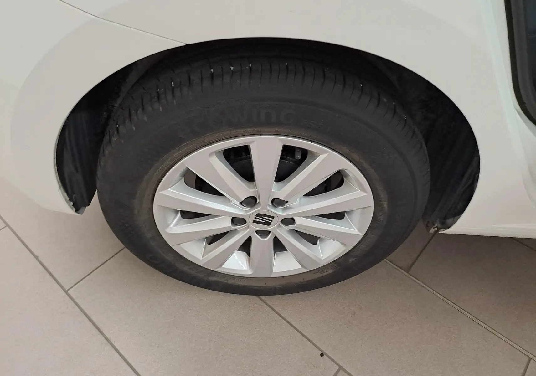 Gros plan sur la roue avant gauche blanche d'une SEAT IBIZA 2023 avec jante alliage à 10 branches.