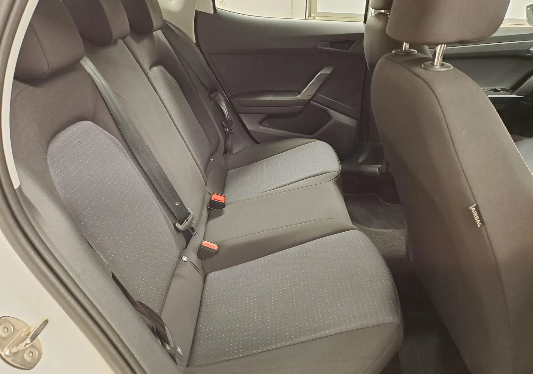 Vue intérieure côté gauche des sièges arrière noirs de la SEAT IBIZA 2023 blanc candy, finition Style Business.