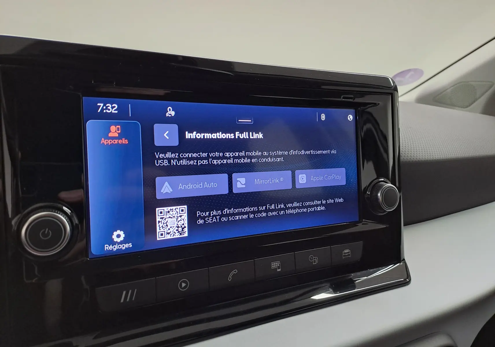 Écran tactile central du tableau de bord de la SEAT Ibiza 2023, affichant les options Android Auto et Apple CarPlay.