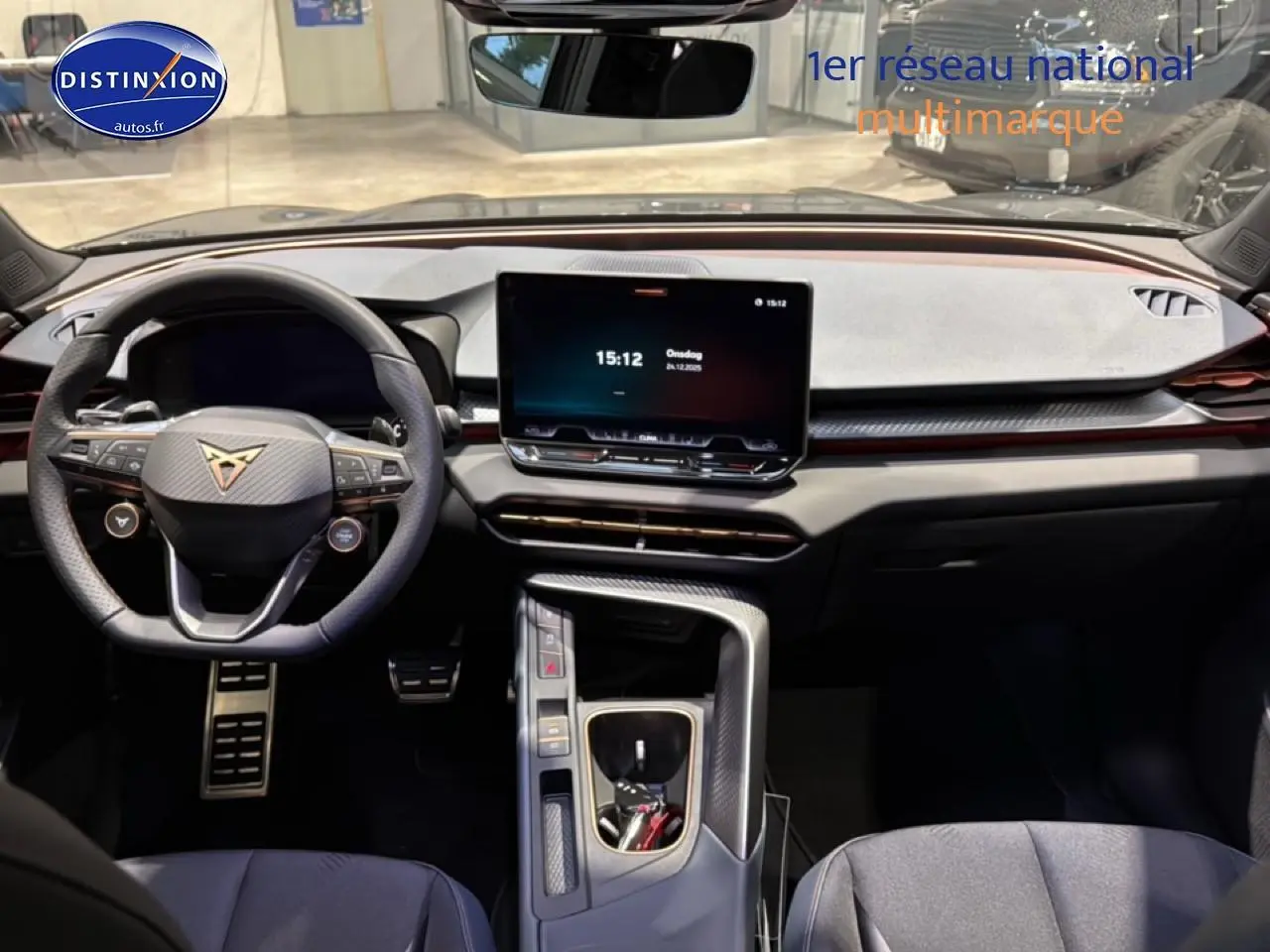 Vue intérieure frontale du tableau de bord et volant cuir noir de la CUPRA TERRAMAR 2025 avec écran tactile central.