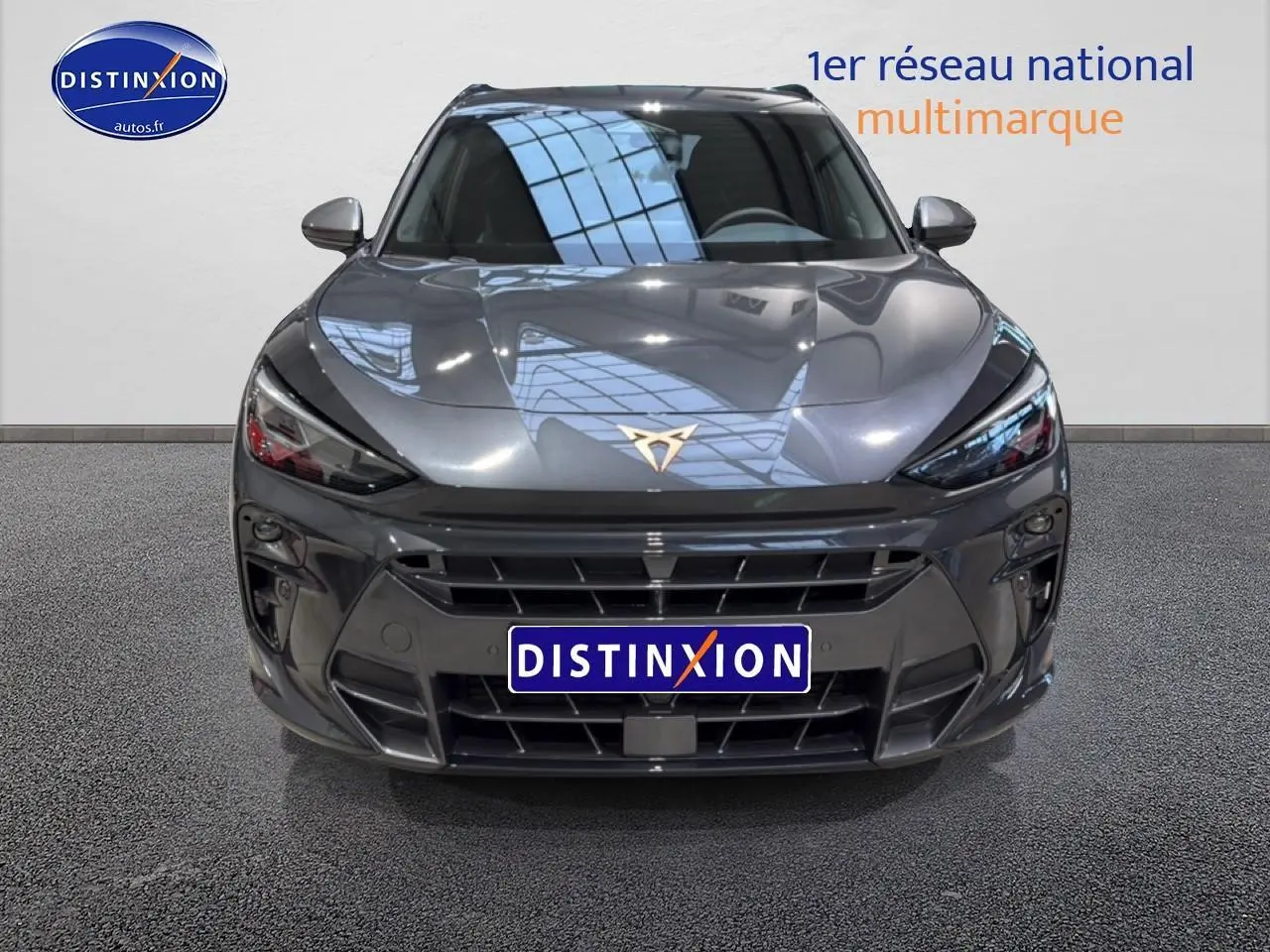 Vue de face d'une CUPRA TERRAMAR gris métallisé avec calandre large et logo CUPRA doré visible sur le capot.