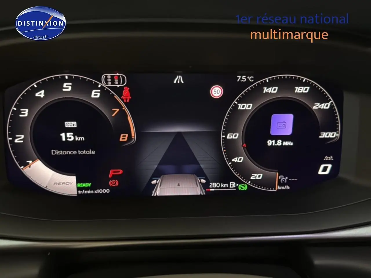 Tableau de bord numérique du CUPRA TERRAMAR gris, affichage vitesse et compte-tours en vue frontale rapprochée.