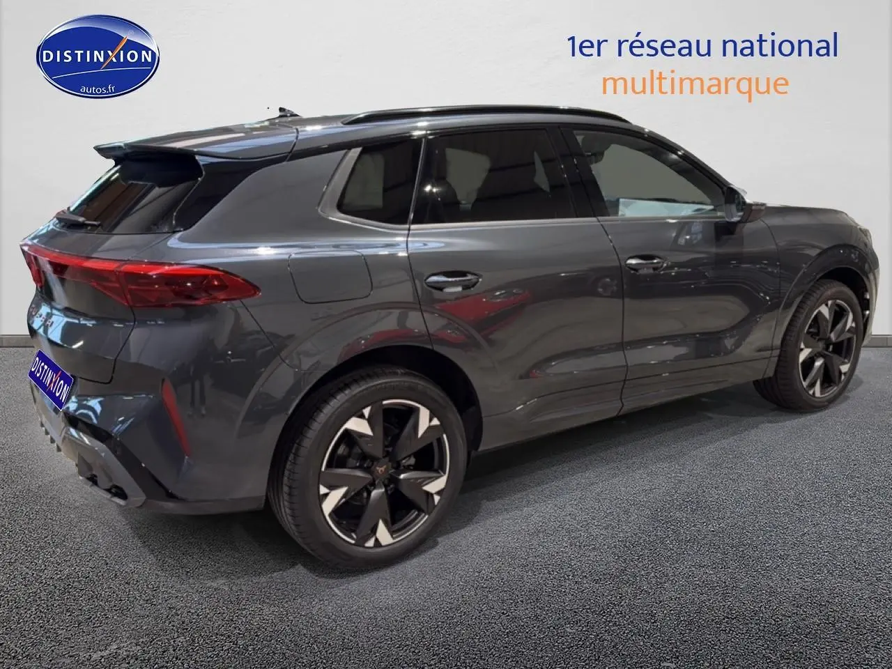 Vue 3/4 arrière droite d'un CUPRA Terramar gris avec jantes 19 pouces et feux arrière LED.