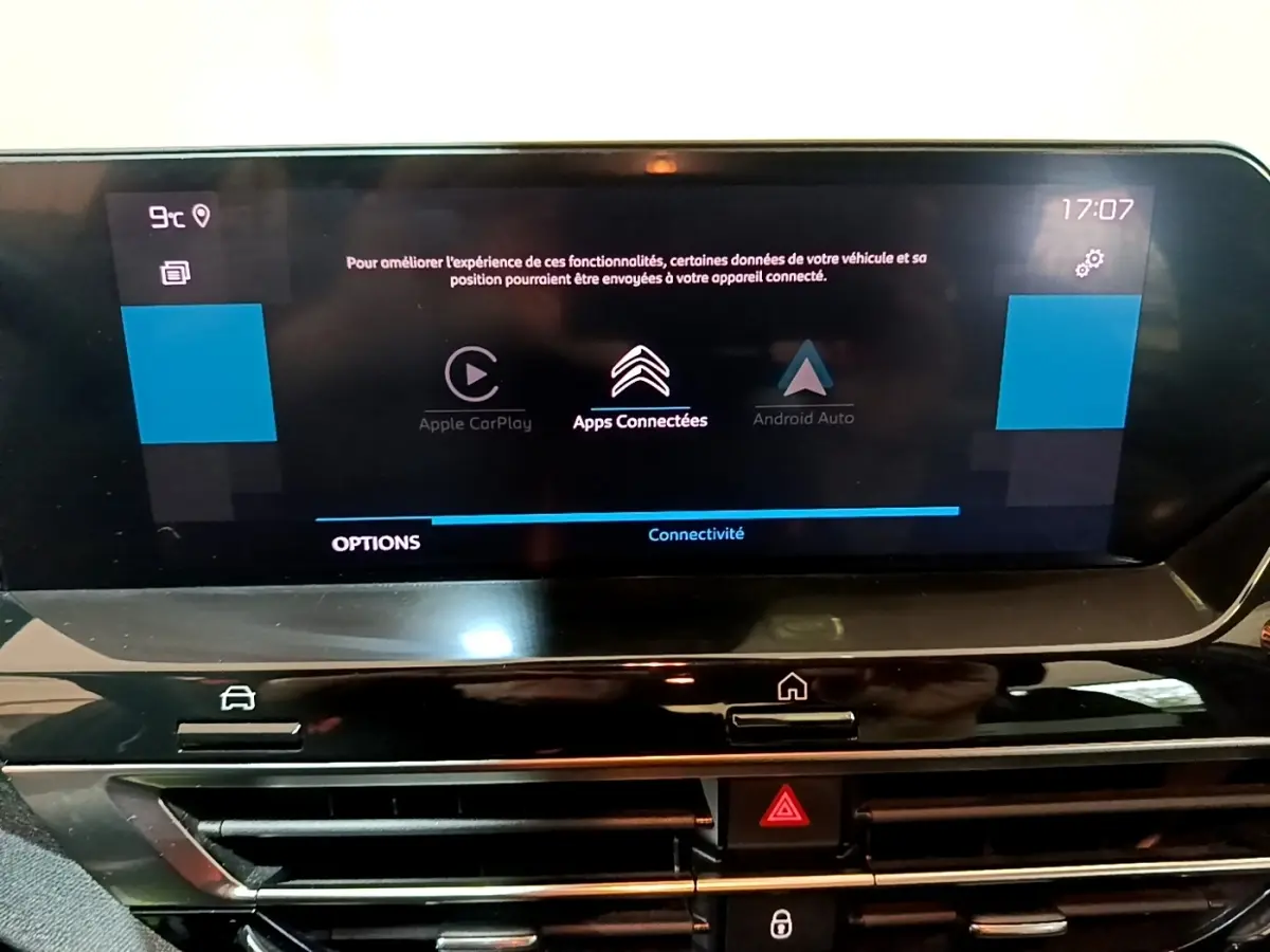 Écran tactile central affichant les options Apple CarPlay et Android Auto dans l’habitacle d’une Citroën C4.