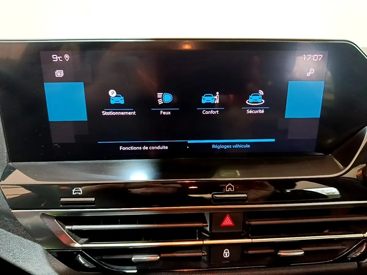 Écran tactile central affichant les réglages de conduite dans l'habitacle d'une Citroën C4 gris foncé, vue de face.