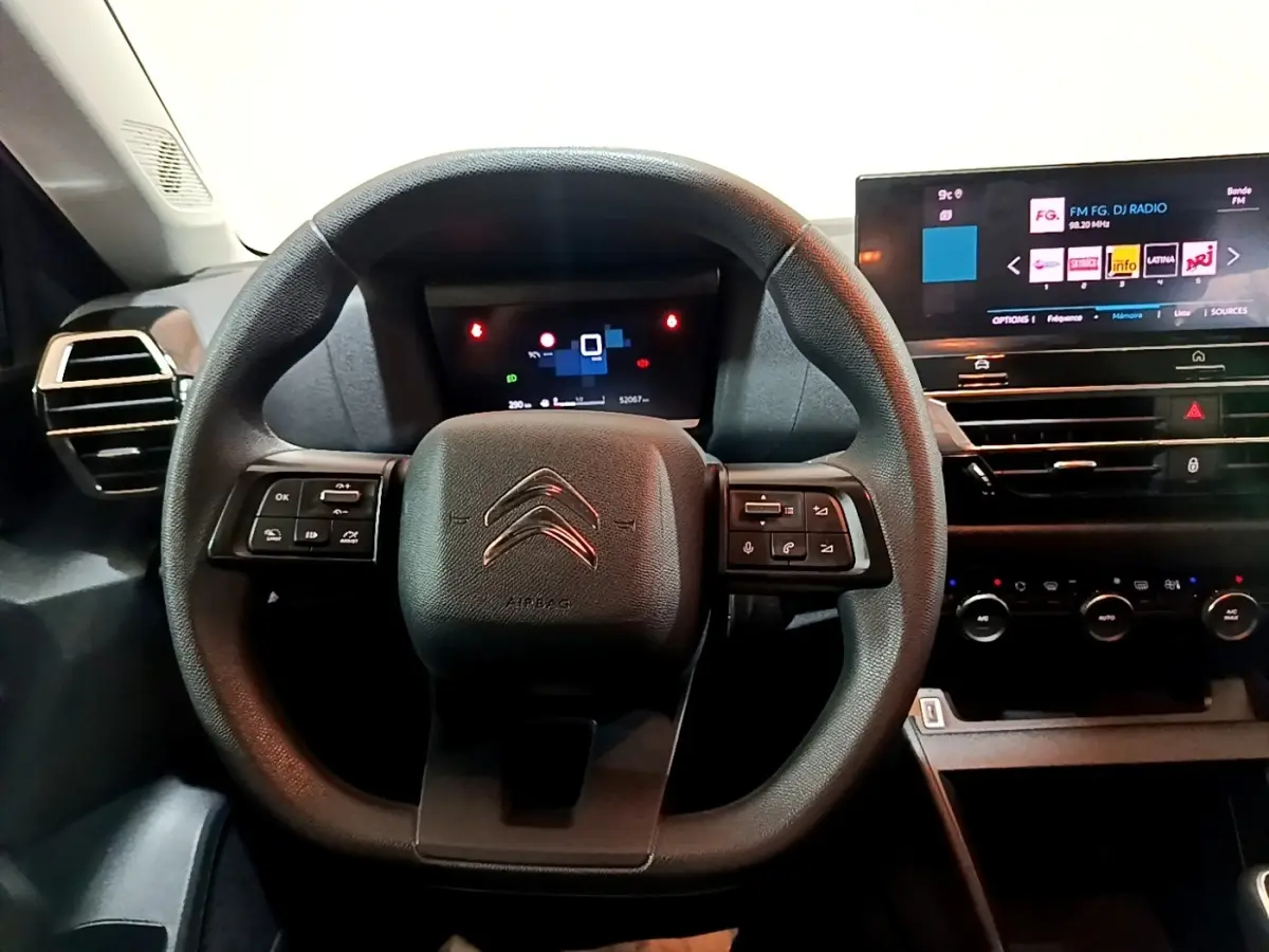 Vue intérieure centrée sur le volant multifonctions noir et le tableau de bord numérique de la Citroën C4 2021.