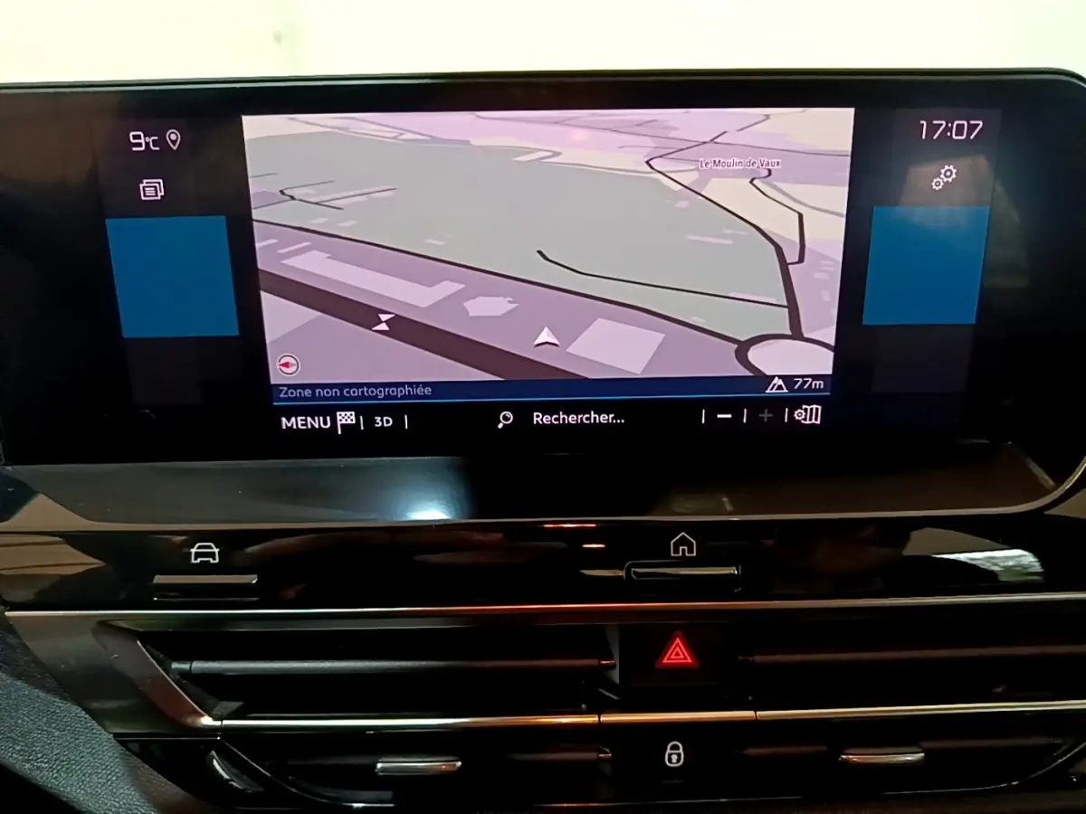 Écran tactile central affichant la navigation 3D dans l’habitacle d’une Citroën C4 gris foncé, vue de face.
