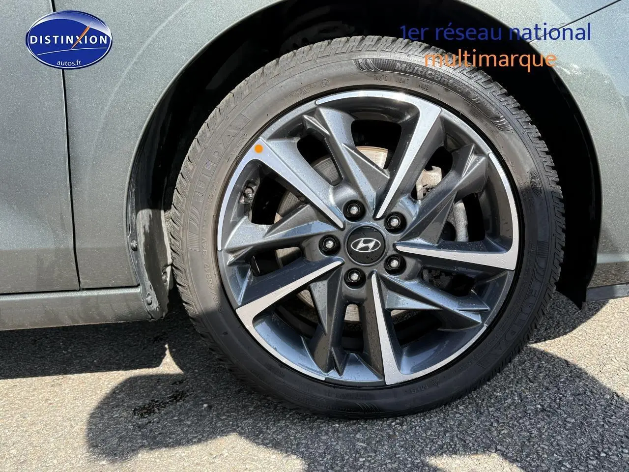 Gros plan sur la jante alu gris anthracite côté avant gauche d'une Hyundai i30 2024 hybride.