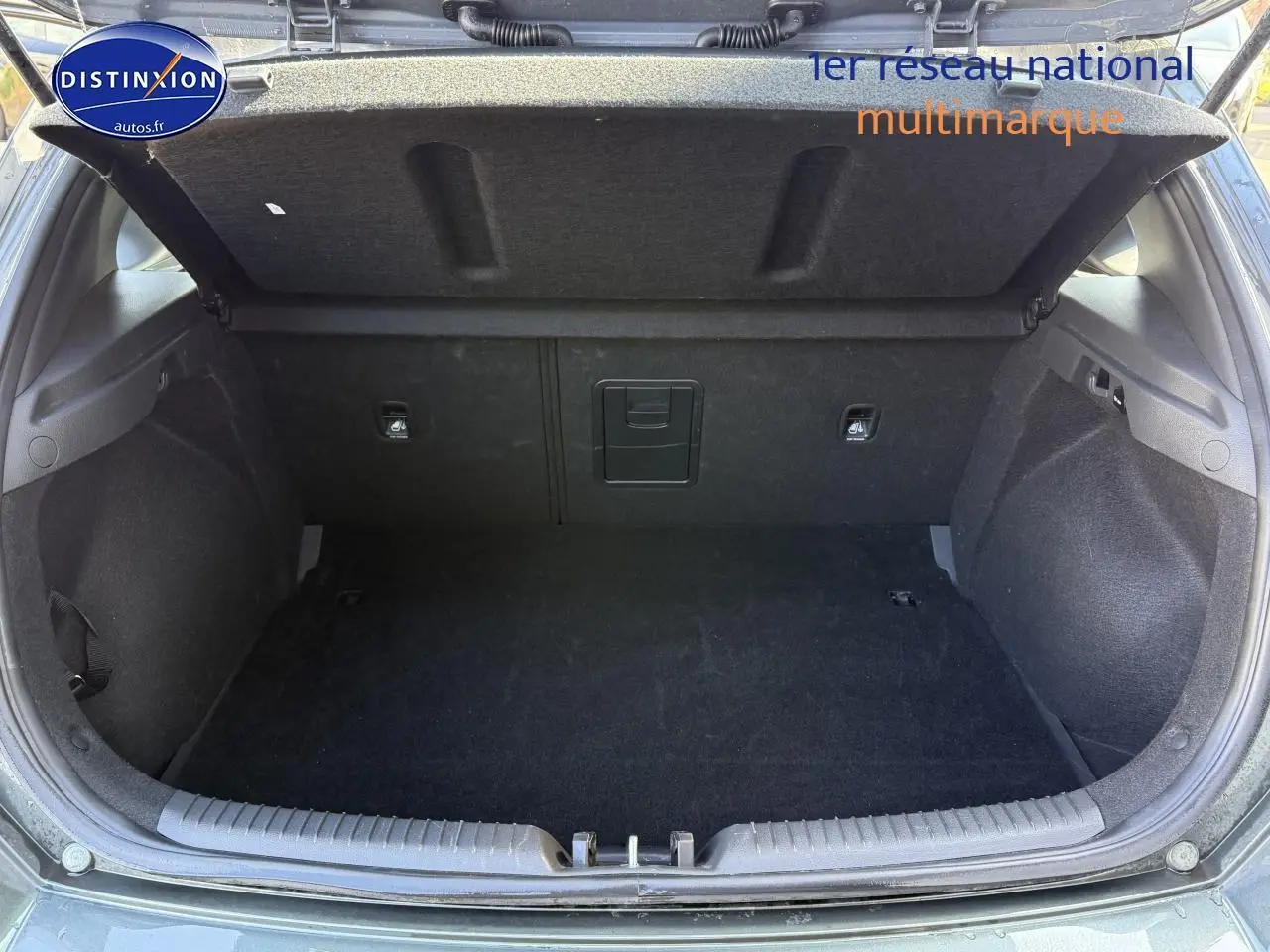 Coffre ouvert vu de l'arrière d'une Hyundai i30 gris anthracite 2024, intérieur noir spacieux et propre.