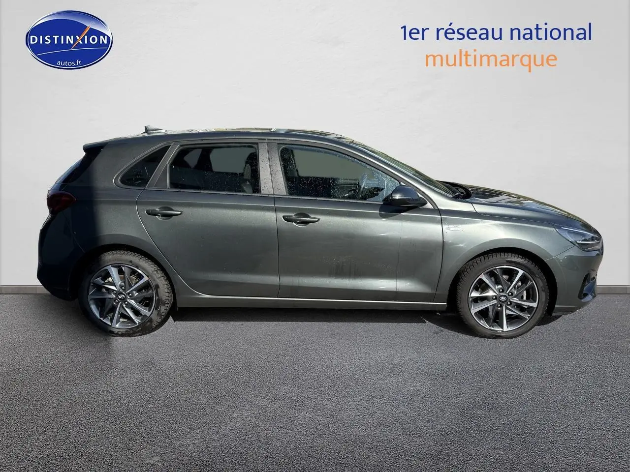 Profil côté gauche d'une Hyundai i30 gris anthracite 2024 avec jantes alliage et vitres teintées.