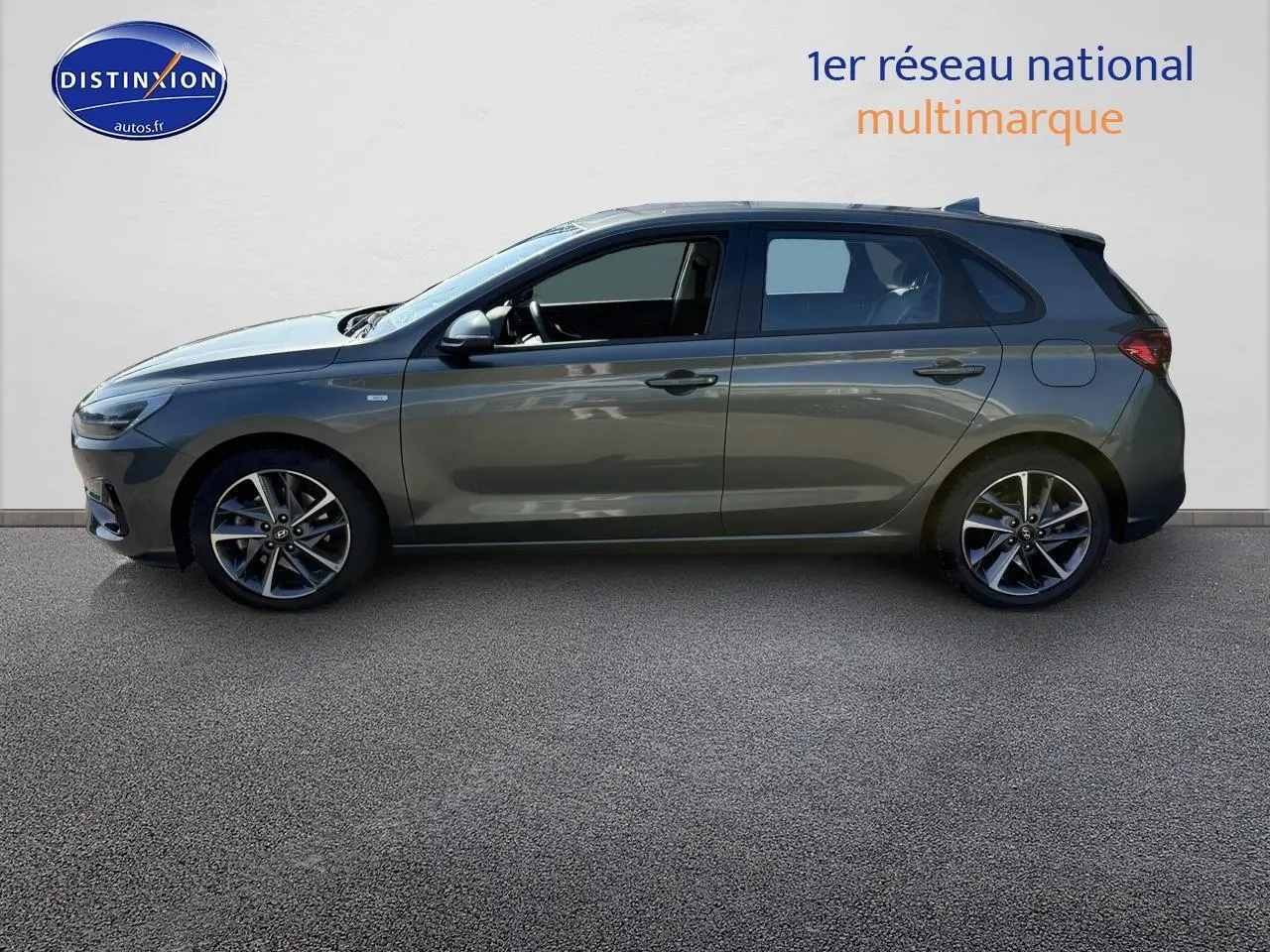 Profil côté gauche d'une Hyundai i30 gris anthracite 2024 avec jantes alliage et vitres teintées.