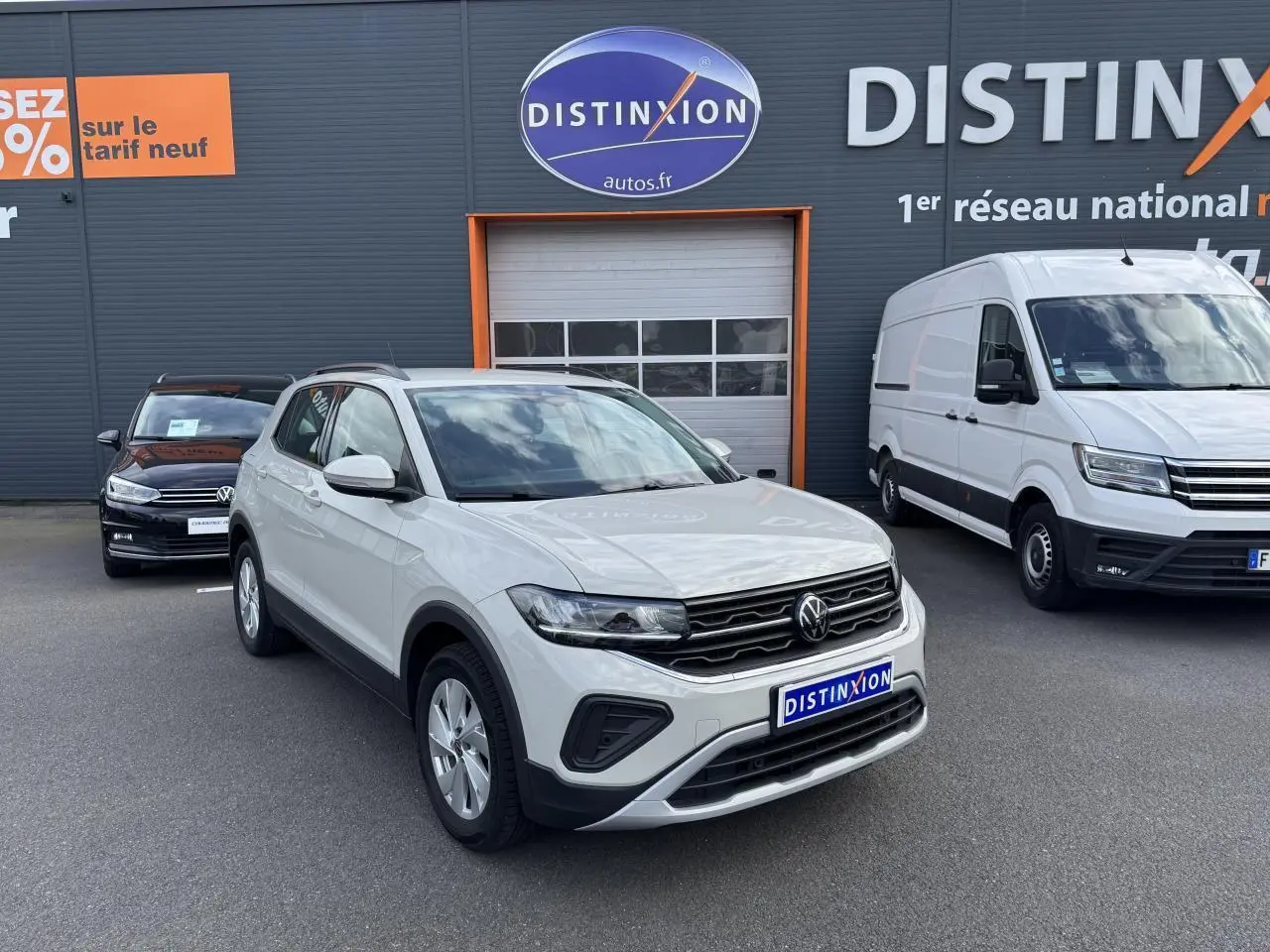 Volkswagen T-Cross gris Ascot en 3/4 avant droit, avec calandre noire et projecteurs LED visibles.