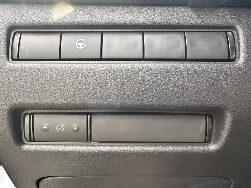 Gros plan sur les boutons de commande du tableau de bord du Nissan Qashqai e-POWER 190ch N-Design 2025, finition noire.