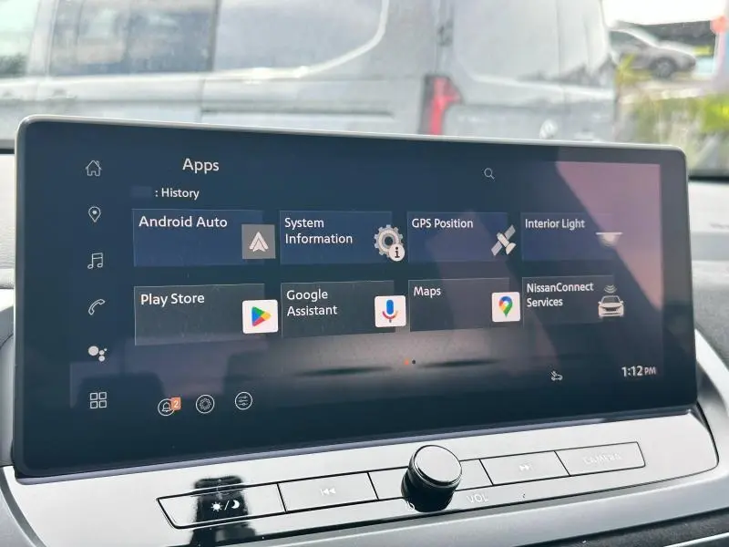 Écran tactile central du Nissan Qashqai e-POWER 2025 affichant les applications Android Auto et Google Assistant, intérieur gris.
