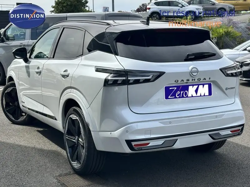 Vue 3/4 arrière droite du Nissan Qashqai e-POWER 190ch N-Design blanc avec toit noir et jantes noires distinctives.