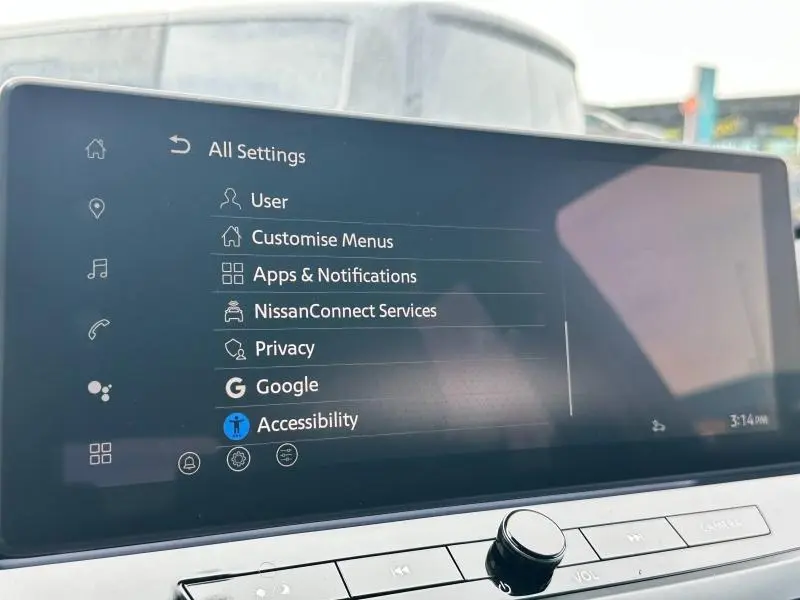 Écran tactile central du Nissan Qashqai e-POWER 2025 affichant le menu des réglages avec interface moderne.