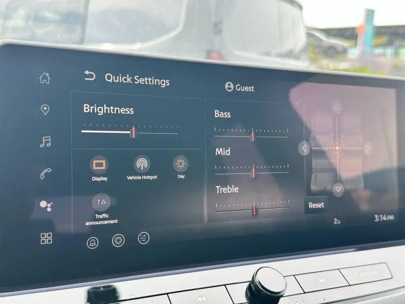 Écran tactile du système multimédia du Nissan Qashqai e-POWER 190ch N-Design 2025, réglages audio visibles.