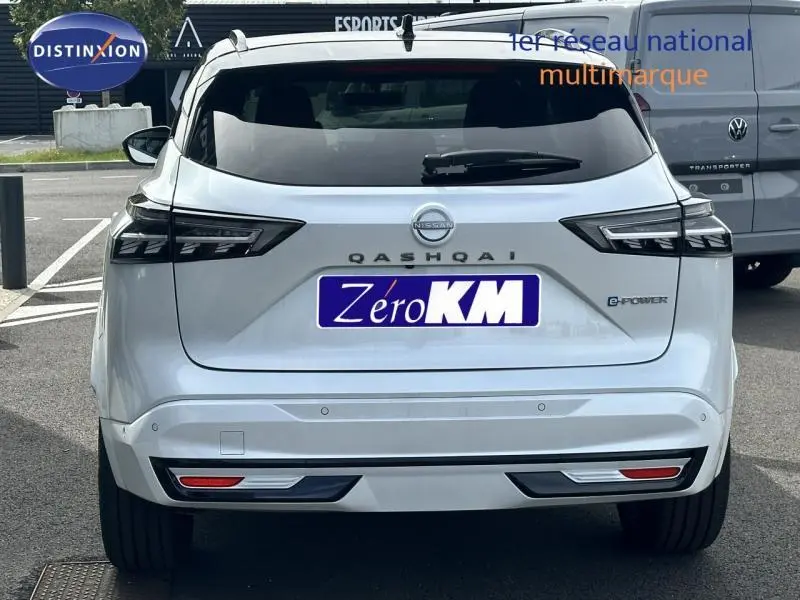Vue arrière d'un Nissan Qashqai e-POWER 190ch N-Design blanc, avec feux LED et badge distinctif e-POWER visible.