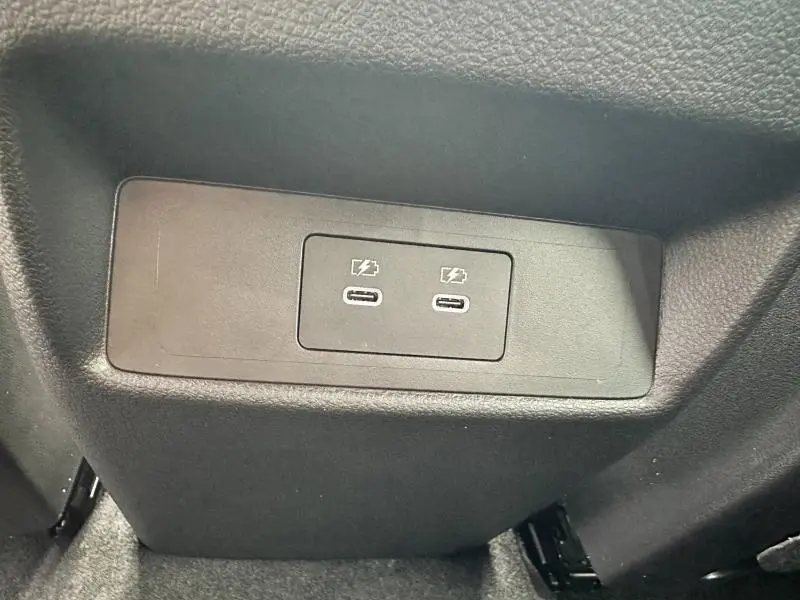 Prise USB double en gros plan sur la console arrière intérieure du Nissan Qashqai e-POWER 2025, finition N-Design.